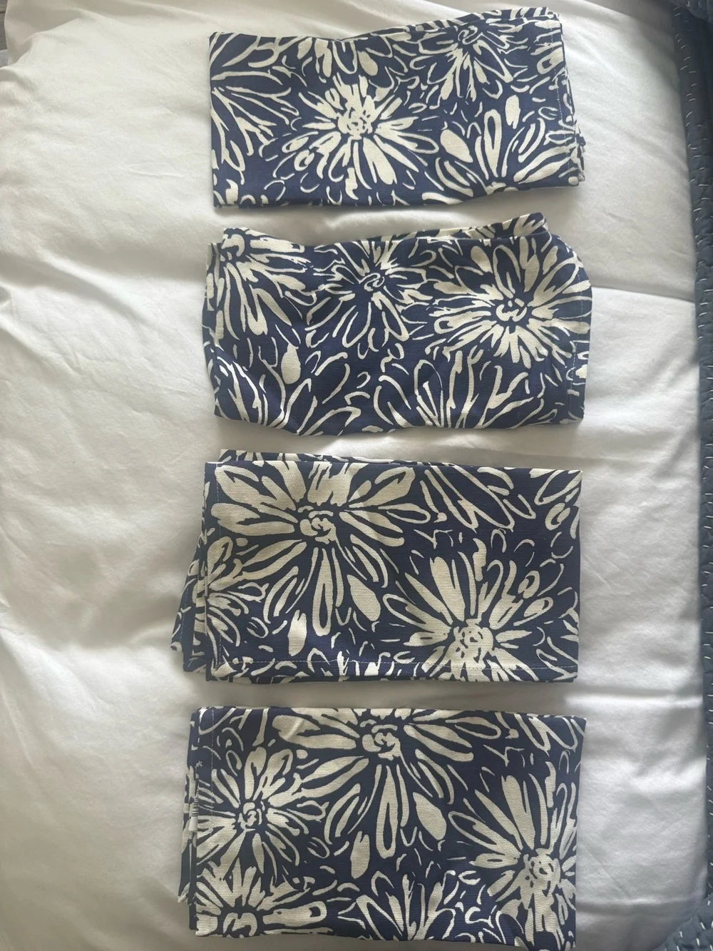 Crate & Barrel Blue and White Daphne Napkin. Set of 4.